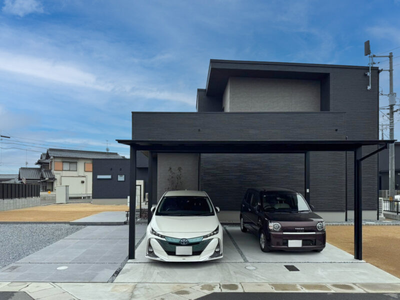 洗練されたスタイリッシュな外構 ～シックなカラーで魅せる住まい～